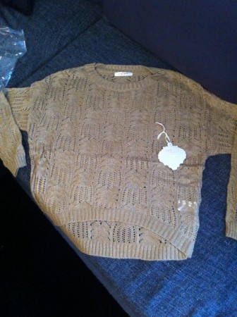 Existe en marron, vert emeraude, orange et bleu electric 10€